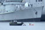 Två gummibåtar vid bredvid ett krigsfartyg