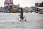 Kanot framför ubåt i Göteborgs hamn