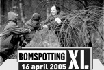Tre personer klättrar över taggtråd. Text: "Bomspotting XL. 16 april 2005."