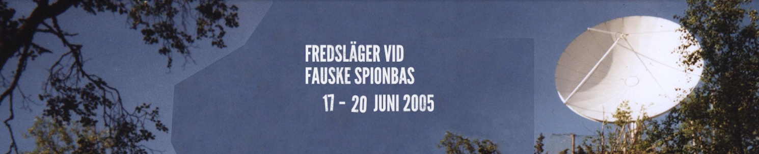 Parabolantenn i skog. Text: "Fredsläger vid Fauske spionbas.17-20 juni 2005"