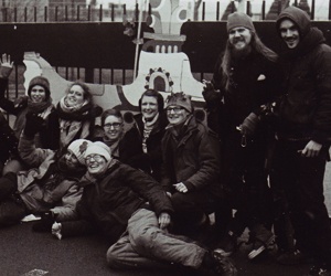 Gruppbild på medlemmar i Ofog framför grinden till Aldermaston