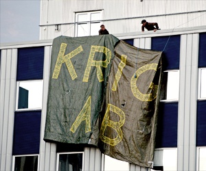 Jättebanderoll på Bofors vägg med texten "Krig AB"