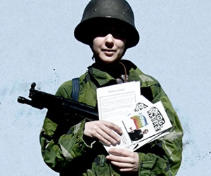 Ofogare med plastbössa, flyer och militäruniform